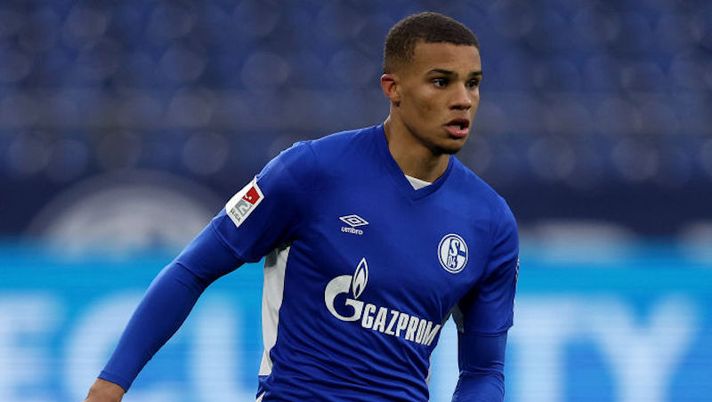 GELSENKIRCHEN, GERMANY - JANUARY 16: Malick Thiaw of Schalke runs with the ball during the Second Bundesliga match between FC Schalke 04 and Holstein Kiel at Veltins Arena on January 16, 2022 in Gelsenkirchen, Germany. (Photo by Lars Baron/Getty Images) Milan, Thiaw è arrivato in Italia: domani le visite mediche e la firma sul contratto - immagine 1