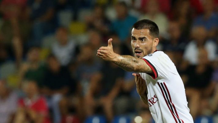 CROTONE, ITALY - AUGUST 20: Suso of Milan gestures during the Serie A match between FC Crotone and AC Milan on August 20, 2017 in Crotone, Italy. (Photo by Maurizio Lagana/Getty Images) Inter, non è ancora finita per Suso: blitz del suo agente in sede - immagine 1
