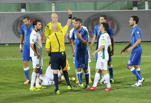 PALERMO, ITALY - SEPTEMBER 06: The referee Sergei Karasev shows the red card to Daniele De Rossi of Italy during the UEFA EURO 2016 Qualifier match between Italy and Bulgaria on September 6, 2015 in Palermo, Italy. (Photo by Maurizio Lagana/Getty Images) PALERMO, ITALY - SEPTEMBER 06: The referee Sergei Karasev shows the red card to Daniele De Rossi of Italy during the UEFA EURO 2016 Qualifier match between Italy and Bulgaria on September 6, 2015 in Palermo, Italy. (Photo by Maurizio Lagana/Getty Images)
