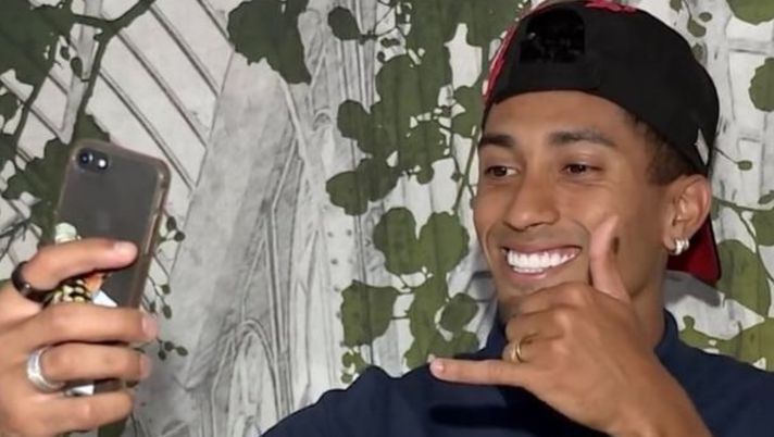 Grandi rivali brasiliani e argentini, ma Raphinha ha Messi con la Copa América sulla cover del suo cellulare! Grandi rivali brasiliani e argentini, ma Raphinha ha Messi con la Copa América sulla cover del suo cellulare! - immagine 1