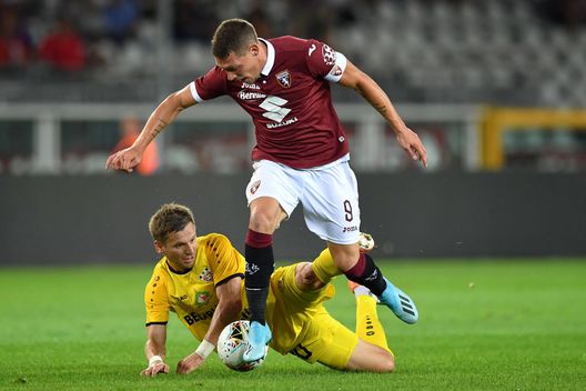  TURIN, ITALY - AUGUST 08: Andrea Belotti (R) of Torino FC is challenged by Aleksandr Sachivko of FC Shakhtyor during the UEFA Europa League Third Qualifying Round First Leg fixture between Torino FC and FC Shakhtyorat at Olimpico Stadium on August 8, 2019 in Turin, Italy. (Photo by Valerio Pennicino/Getty Images) 