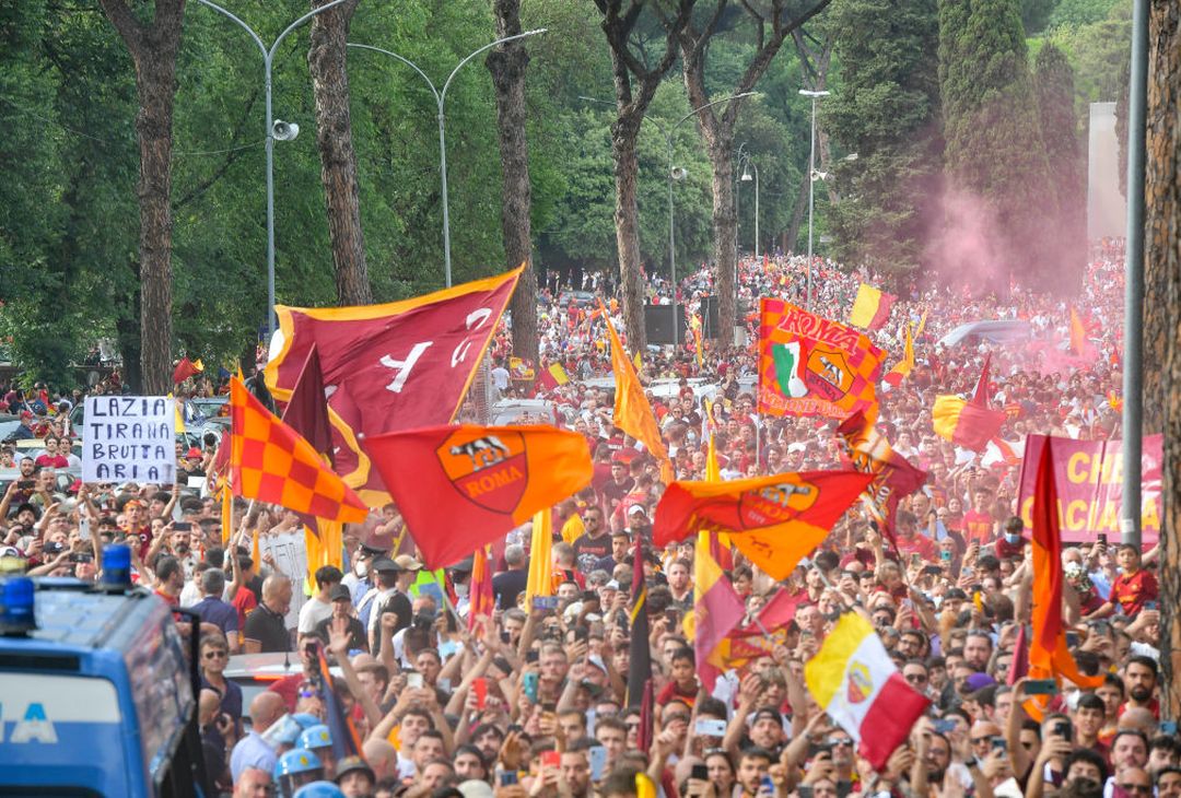 Roma, il popolo giallorosso in festa visto dal pullman della squadra – FOTO GALLERY - immagine 82