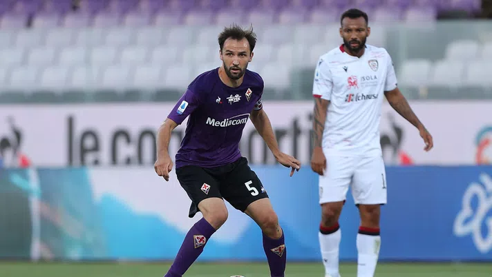FLORENCE, ITALY - JULY 08: Milan Badelj of ACF Fiorentina in action during the Serie A match between ACF Fiorentina and  Cagliari Calcio at Stadio Artemio Franchi on July 8, 2020 in Florence, Italy.  (Photo by Gabriele Maltinti/Getty Images)