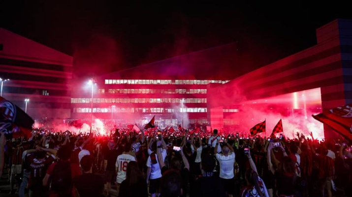 Milan, tifosi premiati per lo scudetto con l'aiuto dei fan token | VIDEO Milan, tifosi premiati per lo scudetto con l'aiuto dei fan token | VIDEO