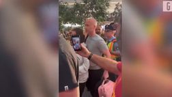 VIDEO Siviglia-Roma, tifosi giallorossi contestano Taylor: “Ladro!”. E vola una sedia