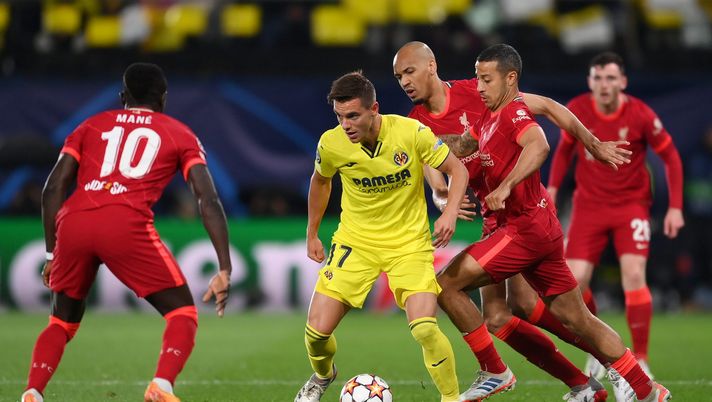 VILLARREAL, SPAIN - MAY 03: Giovani Lo Celso of Villarreal CF is challenged by Sadio Mane, Fabinho and Thiago Alcantara of Liverpool during the UEFA Champions League Semi Final Leg Two match between Villarreal and Liverpool at Estadio de la Ceramica on May 03, 2022 in Villarreal, Spain. (Photo by David Ramos/Getty Images) Sky: “Lo Celso torna al Villarreal, c’è l’accordo con gli Spurs” - immagine 1