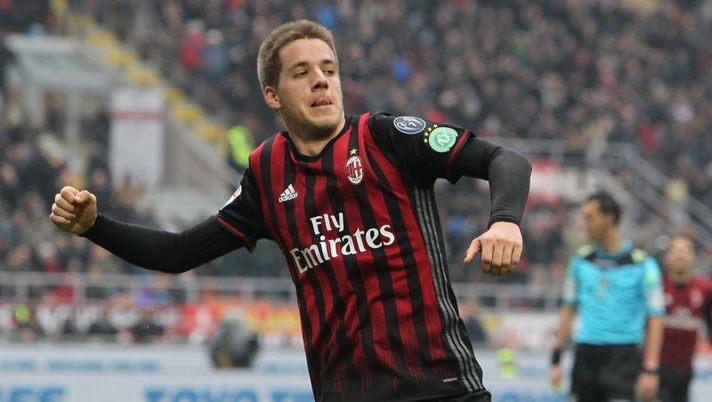 MILAN, ITALY - DECEMBER 04: Mario Pasalic of AC Milan celebrates his goal during the Serie A match between AC Milan and FC Crotone at Stadio Giuseppe Meazza on December 4, 2016 in Milan, Italy. (Photo by Marco Luzzani/Getty Images) Milan, i quattro diffidati che condizionano le scelte di Montella - immagine 1