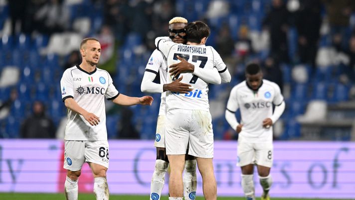 REGGIO NELL'EMILIA, ITALY - FEBRUARY 28: Khvicha Kvaratskhelia of SSC Napoli celebrates scoring his team's fifth goal with teammate Victor Osimhen during the Serie A TIM match between US Sassuolo and SSC Napoli at Mapei Stadium - Citta' del Tricolore on February 28, 2024 in Reggio nell'Emilia, Italy. (Photo by Alessandro Sabattini/Getty Images) Kvara-Osimhen, quell’abbraccio in campo ha mandato un messaggio: il retroscena - immagine 1