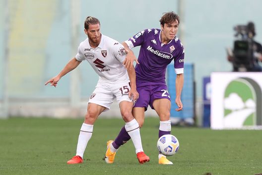FLORENCE, ITALY - SEPTEMBER 19: Federico Chiesa of ACF Fiorentina battles for the ball with Cristian Ansaldi of Torino FC during the Serie A match between ACF Fiorentina and Torino FC at Stadio Artemio Franchi on September 19, 2020 in Florence, Italy. (Photo by Gabriele Maltinti/Getty Images) FLORENCE, ITALY - SEPTEMBER 19: Federico Chiesa of ACF Fiorentina battles for the ball with Cristian Ansaldi of Torino FC during the Serie A match between ACF Fiorentina and Torino FC at Stadio Artemio Franchi on September 19, 2020 in Florence, Italy. (Photo by Gabriele Maltinti/Getty Images)