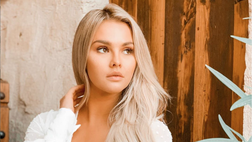 La sexy bionda Kinsey rivela: “Un paio di giocatori del Liverpool mi hanno scritto…”
