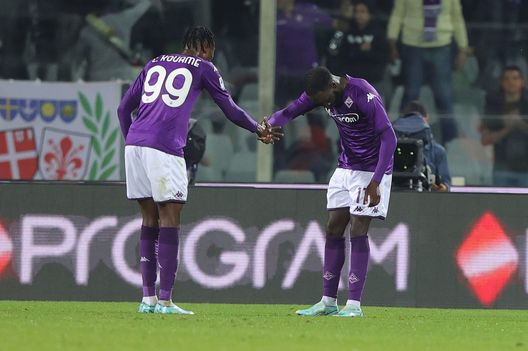 FLORENCE, ITALY - OCTOBER 22: Jonathan Ikoné Nanitamo of ACF Fiorentina celebrates after scoring a goal with Christian Michael Kouakou Kouamé of ACF Fiorentina during the Serie A match between ACF Fiorentina and FC Internazionale at Stadio Artemio Franchi on October 22, 2022 in Florence, Italy. (Photo by Gabriele Maltinti/Getty Images) Il bomber delle amichevoli: così è rinato Ikonè- immagine 2