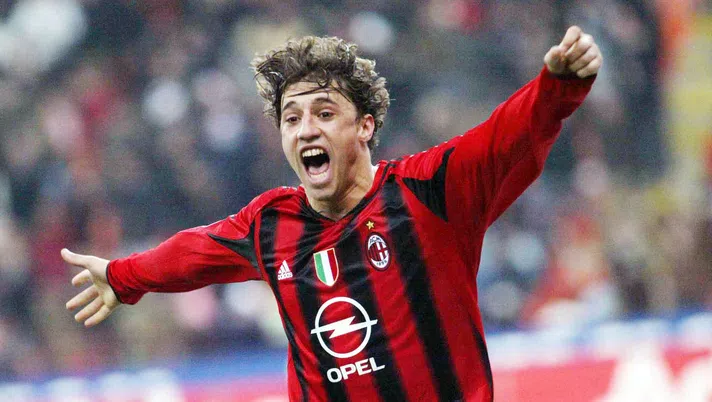 Hernan Crespo festeggia il suo gol al 94' in Milan-Lazio 2-1 del 6 febbraio 2005 (credits: GETTY Images)
