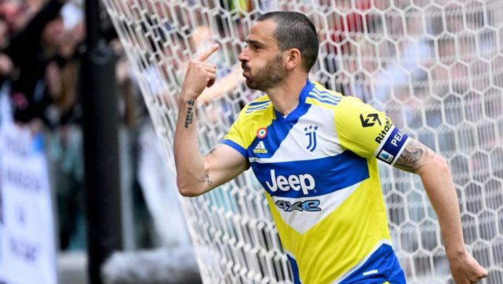 Juventus' Italian defender Leonardo Bonucci celebrates after opening the scoring during the Italian Serie A football match between Juventus and Venezia at the Juventus stadium in Turin, on May 1, 2022. (Photo by Marco BERTORELLO / AFP) (Photo by MARCO BERTORELLO/AFP via Getty Images) Bonucci: “Voglio restare altri due anni! Vlahovic deve capire una cosa, il mio passato al Milan…” - immagine 1