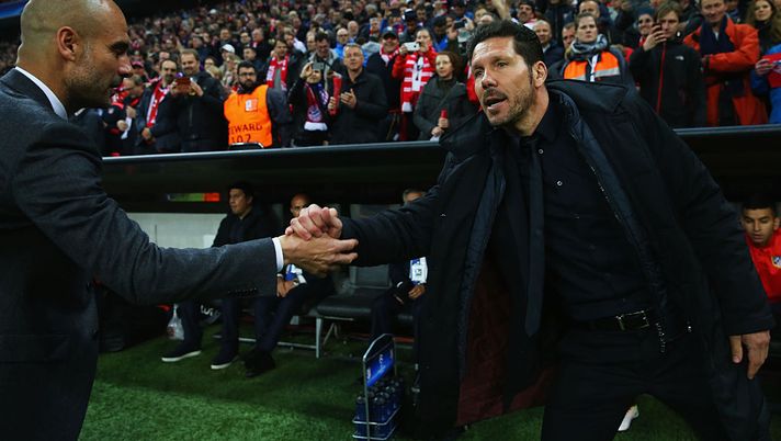 MUNICH, GERMANY - MAY 03: Josep Guardiola manager of Bayern Munich and Diego Simeone head coach of Atletico Madrid shake hands prior to the UEFA Champions League semi final second leg match between FC Bayern Muenchen and Club Atletico de Madrid at Allianz Arena on May 3, 2016 in Munich, Germany. (Photo by Alexander Hassenstein/Bongarts/Getty Images) Le…inutili scaramanzie del Cholo: voli, bus, hotel, la trasferta con il City identica a quella con lo United - immagine 1