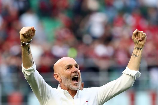 MILAN, ITALY - MAY 01: Stefano Pioli, Head Coach of AC Milan celebrates with the fans after their sides victory during the Serie A match between AC Milan and ACF Fiorentina at Stadio Giuseppe Meazza on May 01, 2022 in Milan, Italy. (Photo by Marco Luzzani/Getty Images) A volte ritornano, il Milan ripensa a Milenkovic. La richiesta Viola- immagine 2