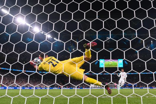LONDON, ENGLAND - JULY 11: Jadon Sancho of England has their team's fourth penalty saved by Gianluigi Donnarumma of Italy in a penalty shoot out during the UEFA Euro 2020 Championship Final between Italy and England at Wembley Stadium on July 11, 2021 in London, England. (Photo by Laurence Griffiths/Getty Images) Real Madrid