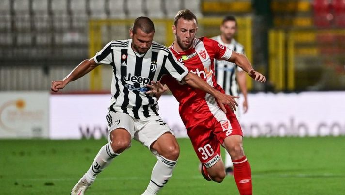 Juventus Italian forward Andrea Brighenti (L) fights for the ball with AC Monza's Brasilian defender Carlos Augusto during Berluconi's Cup friendly football match between AC Monza and Juventus at the U-Power Stadium in Monza, on July 31, 2021. (Photo by MIGUEL MEDINA / AFP) (Photo by MIGUEL MEDINA/AFP via Getty Images) Monza, un po’ di sofferenza in amichevole: 3-2 con Carlos Augusto e doppio Antov - immagine 1