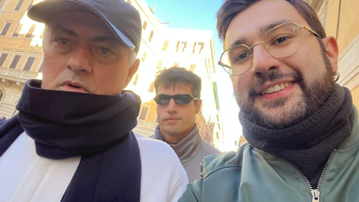 Mourinho è ancora a Roma: selfie con i tifosi a Via del Corso. José: “Vi voglio bene” - immagine 1