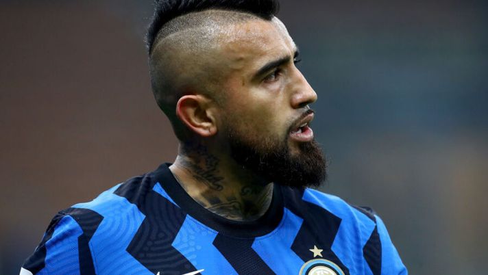 MILAN, ITALY - FEBRUARY 02: Arturo Vidal of FC Internazionale looks on during the Coppa Italia semi-final match between FC Internazionale and Juventus at Stadio Giuseppe Meazza on February 02, 2021 in Milan, Italy. Sporting stadiums around Italy remain under strict restrictions due to the Coronavirus Pandemic as Government social distancing laws prohibit fans inside venues resulting in games being played behind closed doors. (Photo by Marco Luzzani/Getty Images) Corriere: “Vidal stupisce Inzaghi: lui e un altro giocatore sono già tirati a lucido” - immagine 1