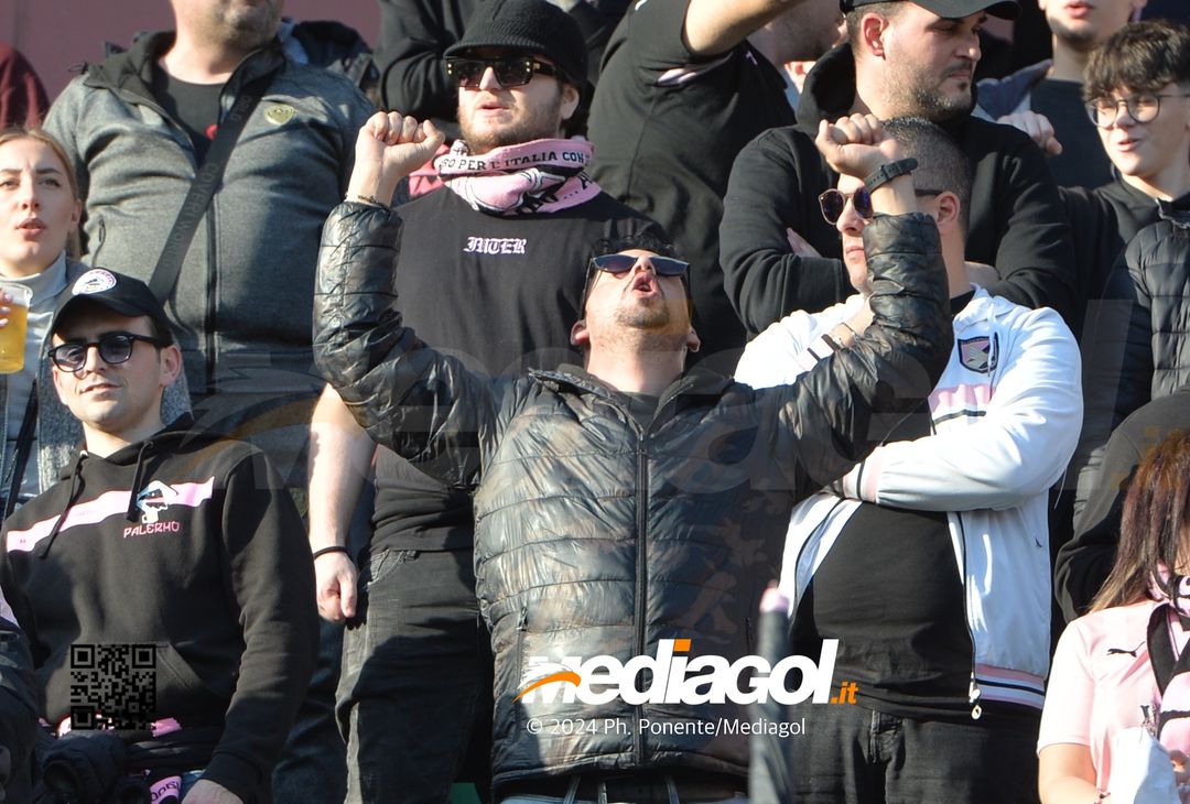 FOTOTIFO Palermo-Como 3-0, gli scatti ai tifosi al “Renzo Barbera” (GALLERY) - immagine 106