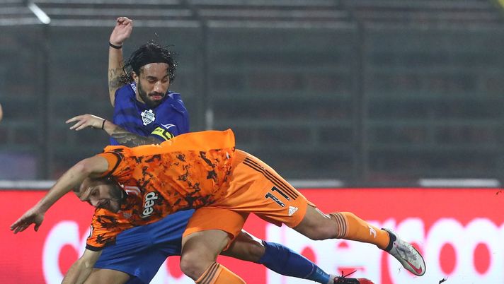COMO, ITALY - FEBRUARY 03:  Andrea Brighenti of Juventus is challenged by Luca Crescenzi (back) of Como during the Serie C match between Como and Juventus U23 at Stadio G. Sinigaglia on February 3, 2021 in Como, Italy.  (Photo by Juventus FC/Getty Images) 