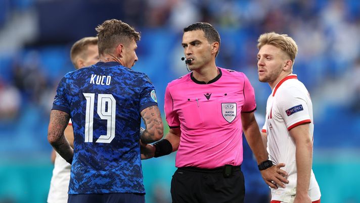 SAINT PETERSBURG, RUSSIA - JUNE 14: Kamil Jozwiak of Poland interacts with Juraj Kucka of Slovakia between the Match Referee, Ovidiu Hategan during the UEFA Euro 2020 Championship Group E match between Poland and Slovakia at the Saint Petersburg Stadium on June 14, 2021 in Saint Petersburg, Russia. (Photo by Lars Baron/Getty Images) SAINT PETERSBURG, RUSSIA - JUNE 14: Kamil Jozwiak of Poland interacts with Juraj Kucka of Slovakia between the Match Referee, Ovidiu Hategan during the UEFA Euro 2020 Championship Group E match between Poland and Slovakia at the Saint Petersburg Stadium on June 14, 2021 in Saint Petersburg, Russia. (Photo by Lars Baron/Getty Images)