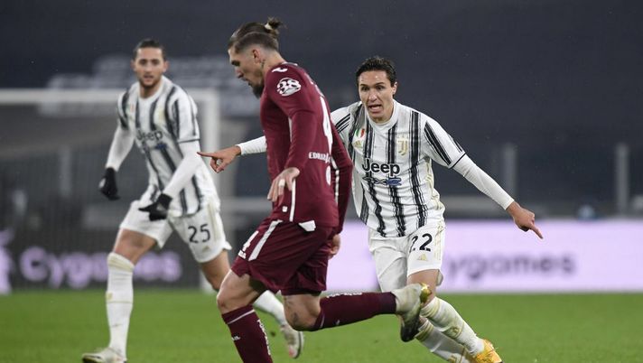 TURIN, ITALY - DECEMBER 05: Federico Chiesa of Juventus fights for the ball with Lyanco Evangelista of Torino FC during the Serie A match between Juventus and Torino FC at Allianz Stadium on December 05, 2020 in Turin, Italy. (Photo by Filippo Alfero - Juventus FC/Juventus FC via Getty Images) TURIN, ITALY - DECEMBER 05: Federico Chiesa of Juventus fights for the ball with Lyanco Evangelista of Torino FC during the Serie A match between Juventus and Torino FC at Allianz Stadium on December 05, 2020 in Turin, Italy. (Photo by Filippo Alfero - Juventus FC/Juventus FC via Getty Images)