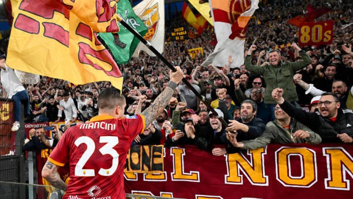 Roma's Italian defender #23 Gianluca Mancini celebrates with fans after winning the Italian Serie A football match between AS Roma and Lazio on April 6, 2024 at the Olympic stadium in Rome. (Photo by Alberto PIZZOLI / AFP) (Photo by ALBERTO PIZZOLI/AFP via Getty Images) LIVEBLOG – Serie A: Roma che sfata il tabù contro poca Lazio - immagine 1