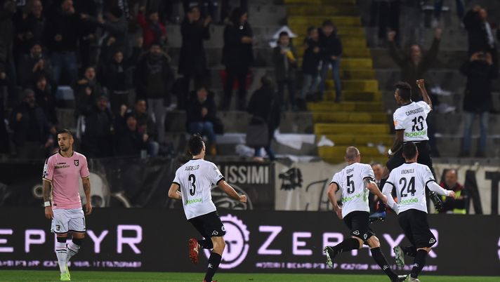 Spezia-Palermo, Capradossi all’intervallo: “Cercheremo di tenere, vogliamo vincere. Sul mio primo gol in carriera…” Spezia-Palermo, Capradossi all’intervallo: “Cercheremo di tenere, vogliamo vincere. Sul mio primo gol in carriera…”