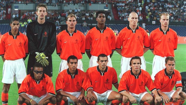 ROTTERDAM, NETHERLANDS - SEPTEMBER 04: EM - QUALIFIKATION 1999, NIEDERLANDE - BELGIEN (NED - BEL) 5:5, Rotterdam/NED; (hintere Reihe) v.l.n.r.: Michael REIZIGER, Torwart Edwin VAN DER SAR, Ronald DE BOER, Patrick KLUIVERT, Jaap STAM, Dennis BERGKAMP; (vordere Reihe) v.l.n.r.: Edgar DAVIDS, Giovanni VAN BRONCKHORST, Phillip COCU, Boudewijn ZENDEN, Frank DE BOER/TEAM NIEDERLANDE (Photo by Marcus Brandt/Bongarts/Getty Images) ROTTERDAM, NETHERLANDS - SEPTEMBER 04: EM - QUALIFIKATION 1999, NIEDERLANDE - BELGIEN (NED - BEL) 5:5, Rotterdam/NED; (hintere Reihe) v.l.n.r.: Michael REIZIGER, Torwart Edwin VAN DER SAR, Ronald DE BOER, Patrick KLUIVERT, Jaap STAM, Dennis BERGKAMP; (vordere Reihe) v.l.n.r.: Edgar DAVIDS, Giovanni VAN BRONCKHORST, Phillip COCU, Boudewijn ZENDEN, Frank DE BOER/TEAM NIEDERLANDE (Photo by Marcus Brandt/Bongarts/Getty Images)