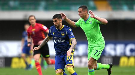 VERONA, ITALY - APRIL 11: Mattia Zaccagni of Hellas Verona runs with the ball whilst under pressure from Adam Marusic of S.S. Lazio during the Serie A match between Hellas Verona FC  and SS Lazio at Stadio Marcantonio Bentegodi on April 11, 2021 in Verona, Italy. Sporting stadiums around Italy remain under strict restrictions due to the Coronavirus Pandemic as Government social distancing laws prohibit fans inside venues resulting in games being played behind closed doors. (Photo by Alessandro Sabattini/Getty Images)