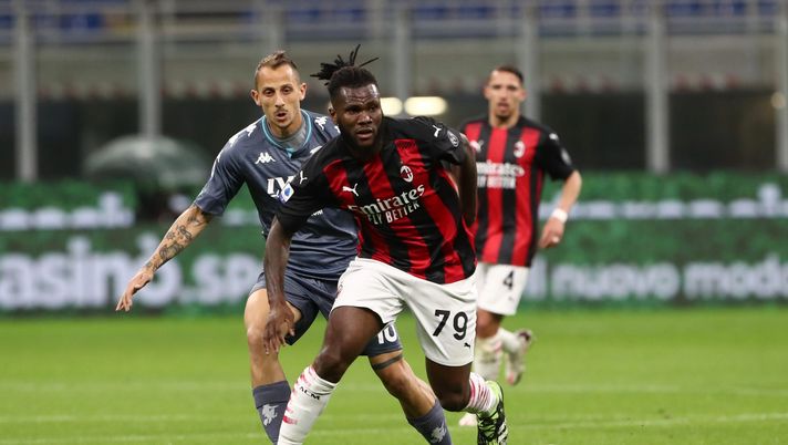 MILAN, ITALY - MAY 01: Franck Kessie of A.C. Milan runs with the ball whilst under pressure from Riccardo Improta of Benevento Calcio during the Serie A match between AC Milan and Benevento Calcio at Stadio Giuseppe Meazza on May 01, 2021 in Milan, Italy. Sporting stadiums around Italy remain under strict restrictions due to the Coronavirus Pandemic as Government social distancing laws prohibit fans inside venues resulting in games being played behind closed doors. (Photo by Marco Luzzani/Getty Images) MILAN, ITALY - MAY 01: Franck Kessie of A.C. Milan runs with the ball whilst under pressure from Riccardo Improta of Benevento Calcio during the Serie A match between AC Milan and Benevento Calcio at Stadio Giuseppe Meazza on May 01, 2021 in Milan, Italy. Sporting stadiums around Italy remain under strict restrictions due to the Coronavirus Pandemic as Government social distancing laws prohibit fans inside venues resulting in games being played behind closed doors. (Photo by Marco Luzzani/Getty Images)