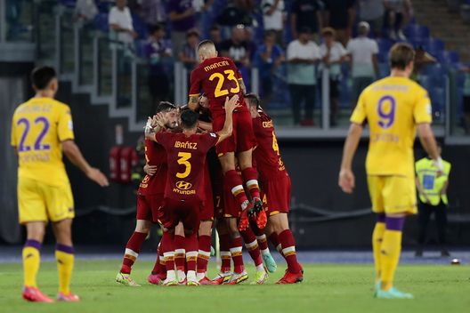 ROME, ITALY - AUGUST 22: Henrikh Mkhitaryan #77 with his teammates of AS Roma celebrates after scoring the opening goal during the Serie A match between AS Roma v ACF Fiorentina at Stadio Olimpico on August 22, 2021 in Rome, Italy. (Photo by Paolo Bruno/Getty Images) ROME, ITALY - AUGUST 22: Henrikh Mkhitaryan #77 with his teammates of AS Roma celebrates after scoring the opening goal during the Serie A match between AS Roma v ACF Fiorentina at Stadio Olimpico on August 22, 2021 in Rome, Italy. (Photo by Paolo Bruno/Getty Images)