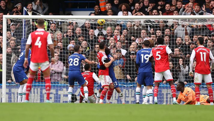 LONDON, ENGLAND - NOVEMBER 06: Gabriel Magalhaes of Arsenal scores their teams first goal during the Premier League match between Chelsea FC and Arsenal FC at Stamford Bridge on November 06, 2022 in London, England. (Photo by Ryan Pierse/Getty Images) CHELSEA-ARSENAL 0-1