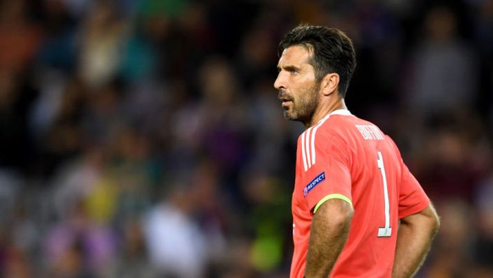 BARCELONA, SPAIN - SEPTEMBER 12: Gianluigi Buffon of Juventus looks on during the UEFA Champions League Group D match between FC Barcelona and Juventus at Camp Nou on September 12, 2017 in Barcelona, Spain. (Photo by David Ramos/Getty Images) Juve, l’infortunio al polpaccio non dà tregua a Buffon: la data del rientro è un rebus - immagine 1