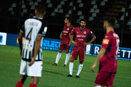  Classe '82, Manuel Iori continua a essere indispensabile per il Cittadella. Passano le stagioni, ma lui resta un punto fermo. Anche quest'anno, che sta facendo fifty-fifty con Pavan, il suo erede. Dopo averla sfiorata più volte negli anni scorsi, chissà se realizzerà il sogno Serie A con il Cittadella. Se lo meriterebbe e, forse, lui sta aspettando proprio questo traguardo prima di dire basta 
