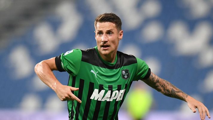 REGGIO NELL'EMILIA, ITALY - AUGUST 20: Andrea Pinamonti of US Sassuolo looks on during the Serie A match between US Sassuolo and US Lecce at Mapei Stadium - Citta' del Tricolore on August 20, 2022 in Reggio nell'Emilia, . (Photo by Alessandro Sabattini/Getty Images) Sassuolo, dubbi su Maxime Lopez e Pinamonti: la probabile formazione - immagine 1