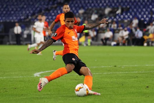 GELSENKIRCHEN, GERMANY - AUGUST 11: Dodo of Shakhtar Donetsk scores his sides fourth goal during the UEFA Europa League Quarter Final between Shakhtar Donetsk and FC Basel at Veltins-Arena on August 11, 2020 in Gelsenkirchen, Germany. (Photo by Lars Baron/Getty Imageso Dodò