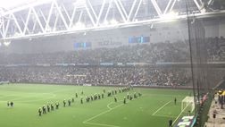 Poliziotti in campo al posto dei giocatori: stop al derby di Stoccolma, curva AIK on fire…