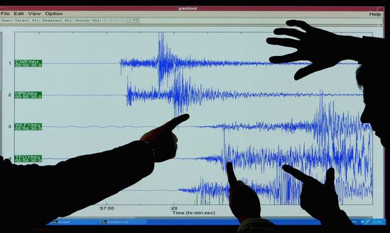 EDINBURGH, UNITED KINGDOM - FEBRUARY 27: Staff at the British Geological Survey, in Edinburgh look at the graph showing the earthquake which occurred at Market Rasen in North East Lincolnshire February 27, 2008 in Scotland. The tremor the biggest in the UK for nearly 25 years was felt by people as far away as Cumbria and also in the Midlands and London. (Photo by Jeff J Mitchell/Getty Images) Accadde oggi, 23 novembre 1980: il boato che sventrò la Campania- immagine 2