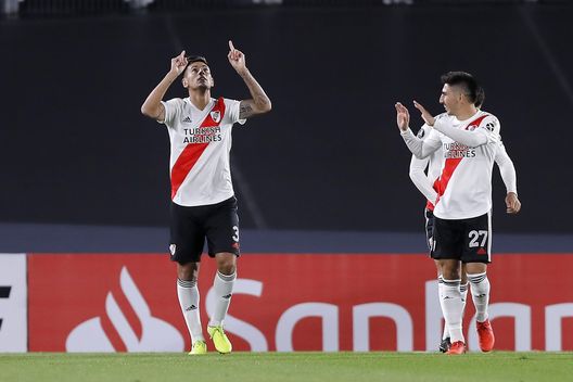 BUENOS AIRES, ARGENTINA - MAY 19: Fabricio Angileri of River Plate celebrates with teammates after scoring the first goal of his team during a match between River Plate and Independiente Santa Fe as part of Group D of Copa CONMEBOL Libertadores 2021 at Estadio Monumental Antonio Vespucio Liberti on May 19, 2021 in Buenos Aires, Argentina. (Photo by Juan Ignacio Roncoroni - Pool/Getty Images) La Fiorentina guarda in Argentina per il vice Biraghi: la concorrenza è alta- immagine 2
