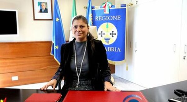 La presidente della Regione, Jole Santelli, posa nel suo ufficio della Cittadella regionale di Catanzaro, 17 febbraio 2020.
ANSA/SALVATORE MONTEVERDE La presidente della Regione, Jole Santelli, posa nel suo ufficio della Cittadella regionale di Catanzaro, 17 febbraio 2020.
ANSA/SALVATORE MONTEVERDE