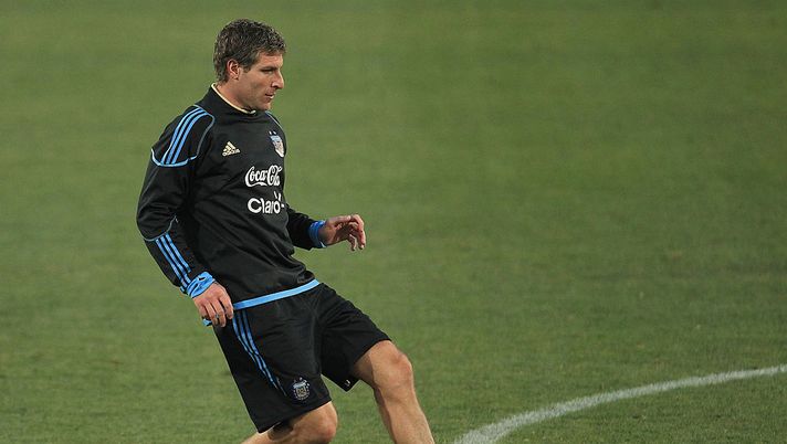 PRETORIA, SOUTH AFRICA - JUNE 23: Martín Palermo of Argentina's national football team looks to pass during a team training session on June 23, 2010 in Pretoria, South Africa. (Photo by Chris McGrath/Getty Images) PRETORIA, SOUTH AFRICA - JUNE 23: Martín Palermo of Argentina's national football team looks to pass during a team training session on June 23, 2010 in Pretoria, South Africa. (Photo by Chris McGrath/Getty Images)