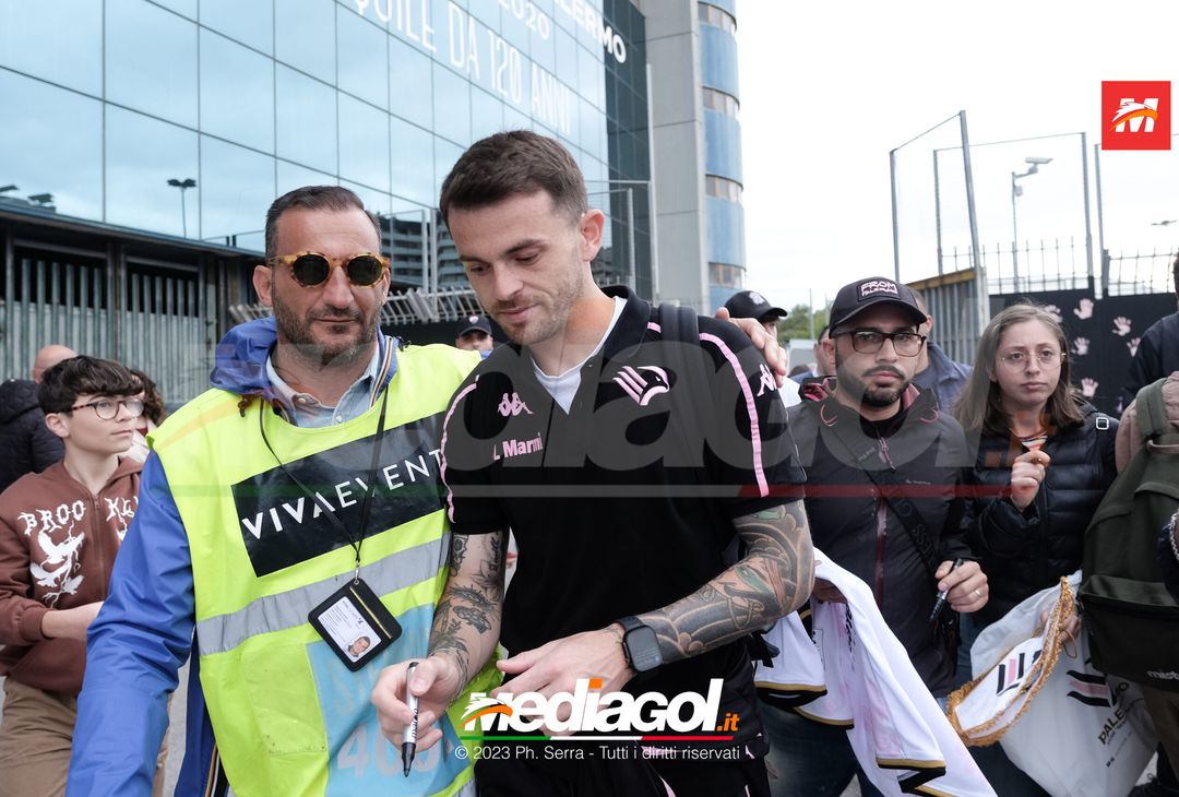 FOTO Cagliari-Palermo, i Rosanero in partenza dal “Renzo Barbera” (GALLERY) - immagine 38
