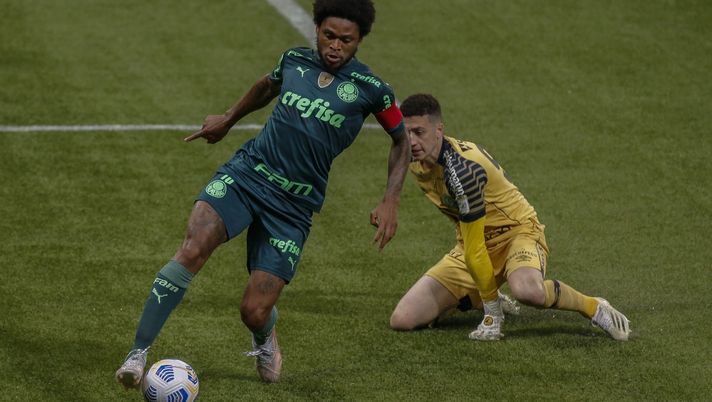 SAO PAULO, BRAZIL - JUNE 06: Luiz Adriano (L) of Palmeiras fights for the ball with goalkeeper Tiepo of Chapecoense during a match between Palmeiras and Chapecoense as part of Brasileirao 2021 at Allianz Parque on June 06, 2021 in Sao Paulo, Brazil. (Photo by Miguel Schincariol/Getty Images) SAO PAULO, BRAZIL - JUNE 06: Luiz Adriano (L) of Palmeiras fights for the ball with goalkeeper Tiepo of Chapecoense during a match between Palmeiras and Chapecoense as part of Brasileirao 2021 at Allianz Parque on June 06, 2021 in Sao Paulo, Brazil. (Photo by Miguel Schincariol/Getty Images)