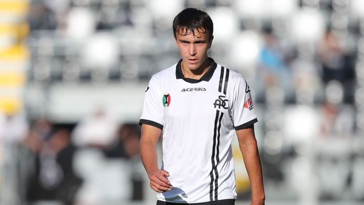 LA SPEZIA, ITALY - OCTOBER 16: David Strelec of Spezia Calcio in action during the Serie A match between Spezia Calcio and US Salernitana at Stadio Alberto Picco on October 16, 2021 in La Spezia, Italy. (Photo by Gabriele Maltinti/Getty Images) Spezia, 8-0 in amichevole: c’è il poker per Strelec, in campo (e ufficiale) Caldara - immagine 1