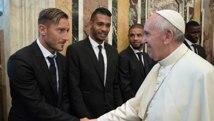 Da Wojtyla a Bergoglio, trent’anni di abbracci tra Totti e i papi – FOTO 