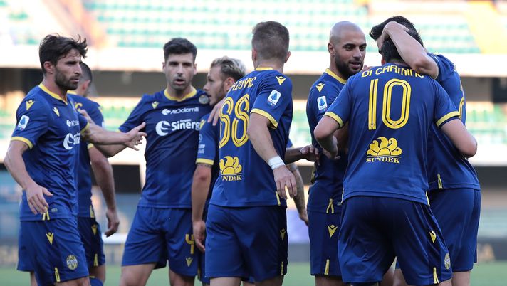 VERONA, ITALY - JULY 29:  Samuel Di Carmine of Hellas Verona celebrates the second goal of his team with team-mates during the Serie A match between Hellas Verona and SPAL at Stadio Marcantonio Bentegodi on July 29, 2020 in Verona, Italy.  (Photo by Emilio Andreoli/Getty Images) 