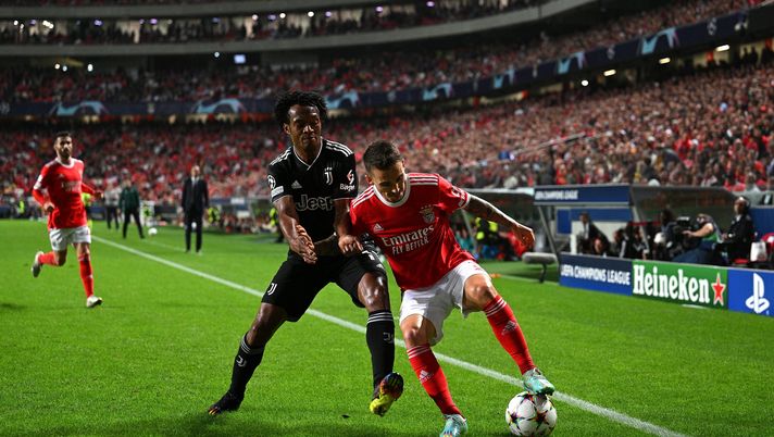 LISBON, PORTUGAL - OCTOBER 25: Juan Cuadrado of Juventus battles for possession with Alex Grimaldo of Benfica during the UEFA Champions League group H match between SL Benfica and Juventus at Estadio do Sport Lisboa e Benfica on October 25, 2022 in Lisbon, Portugal. (Photo by Octavio Passos/Getty Images) Anche su Grimaldo Giuntoli aveva ragione: ora il terzino si prepara a un’altra sfida - immagine 1