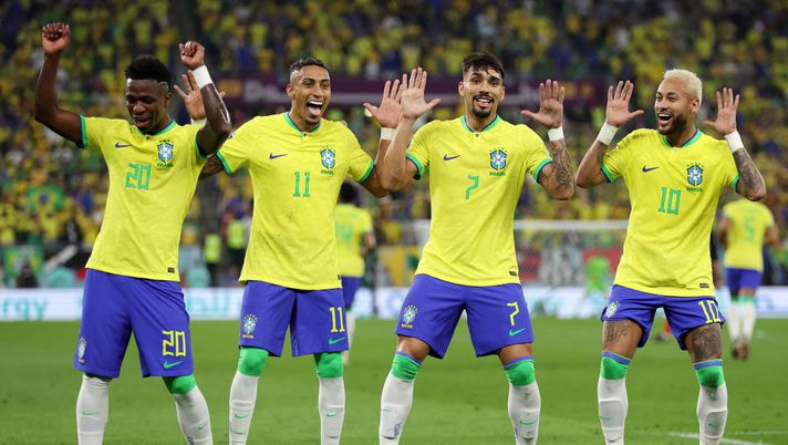 DOHA, QATAR - DECEMBER 05: Neymar of Brazil celebrates with Raphinha, Lucas Paqueta and Vinicius Junior after scoring the team's second goal via a penalty during the FIFA World Cup Qatar 2022 Round of 16 match between Brazil and South Korea at Stadium 974 on December 05, 2022 in Doha, Qatar. (Photo by Francois Nel/Getty Images) Brasile, incubo europeo: dall’ultimo mondiale vinto, sempre fuori al primo incrocio con i Vecchio Continente- immagine 2